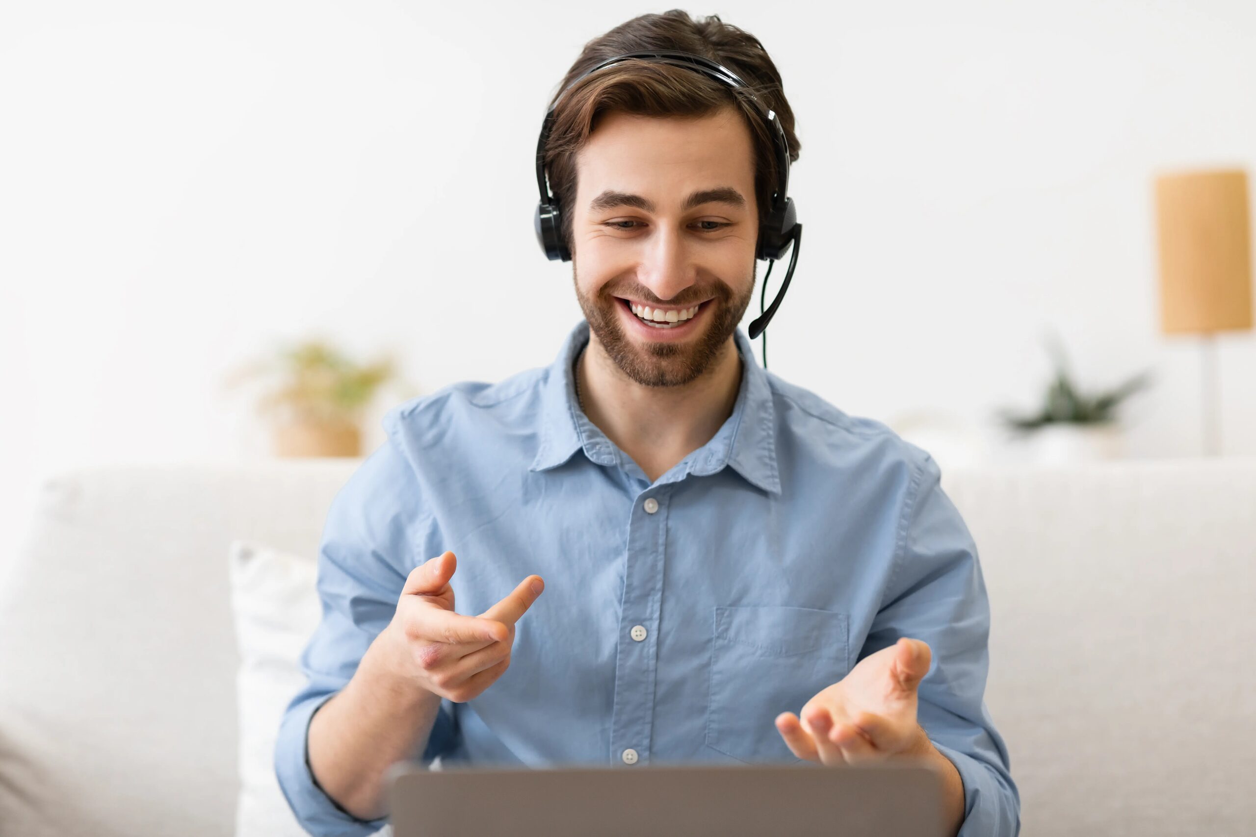 A happy customer support talking to customer