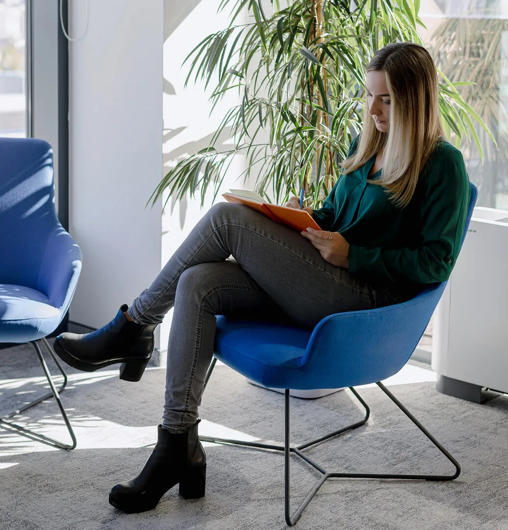 Жена, четяща книга.