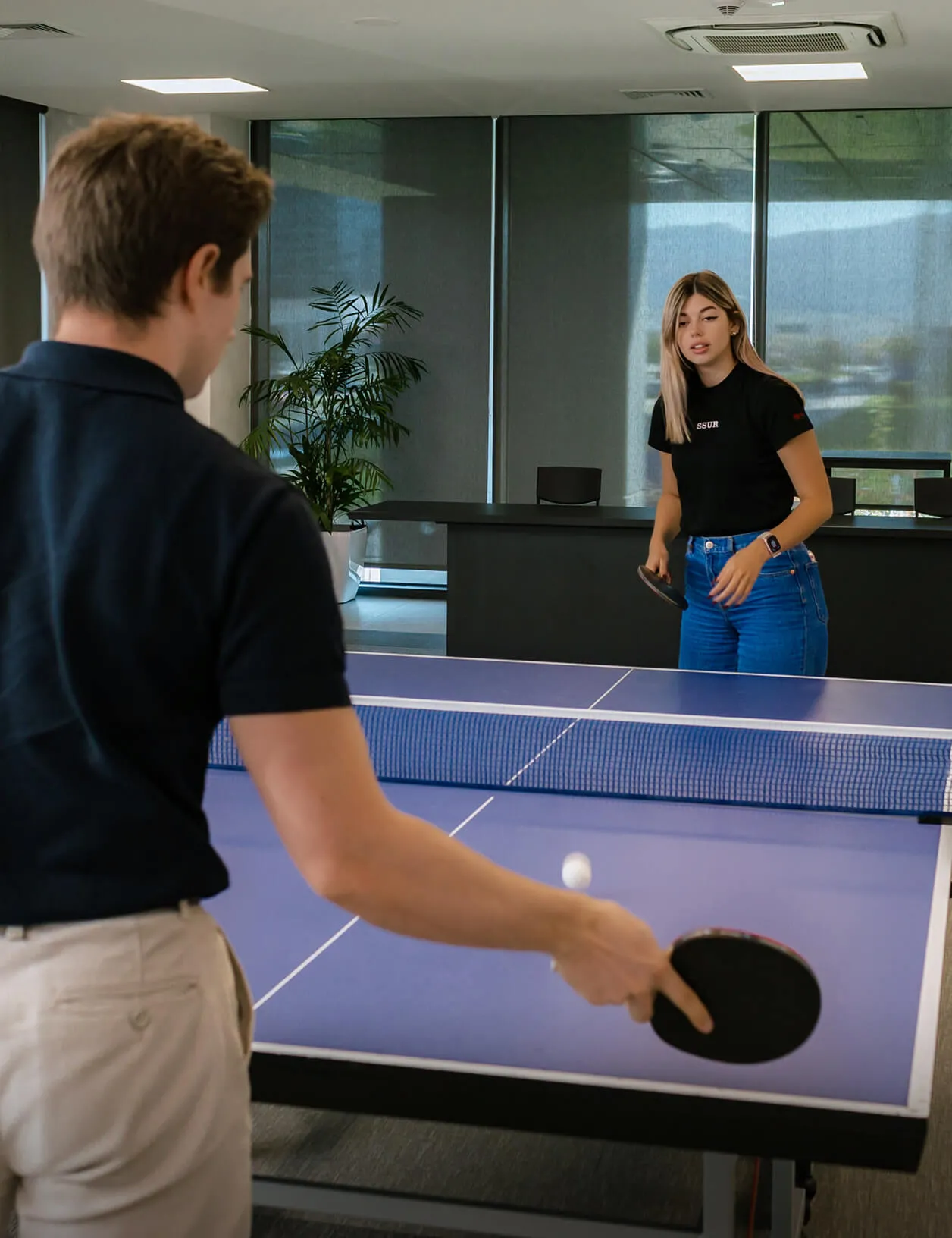 Служители на RingCentral играят тенис на маса