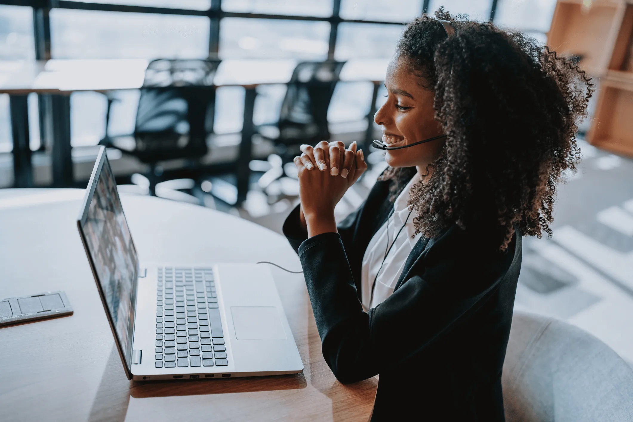 Call center agent managing inbound and outbound customer calls