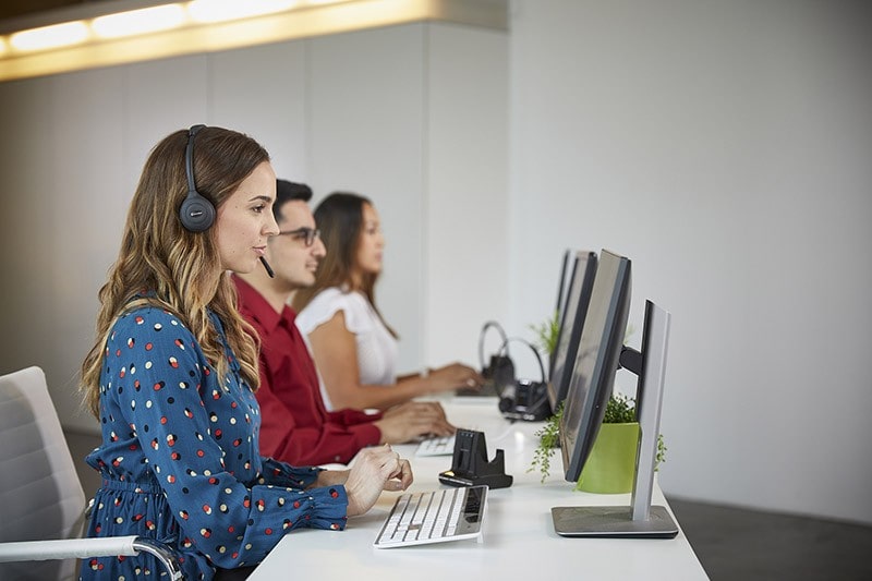 Virtual call center agent communicating with a customer