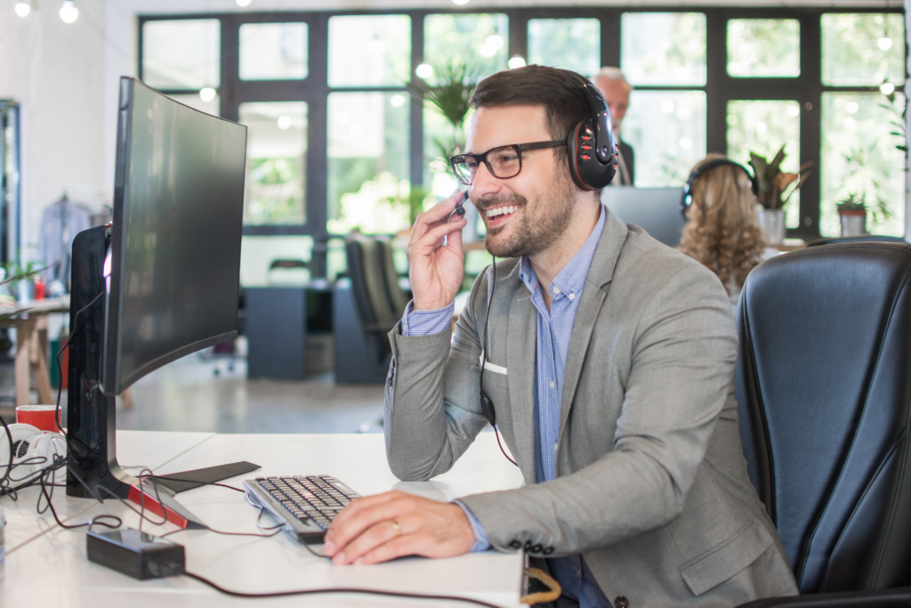 Agent de centre d'appels fournissant un service de qualité au client avec le logiciel de centre de contact