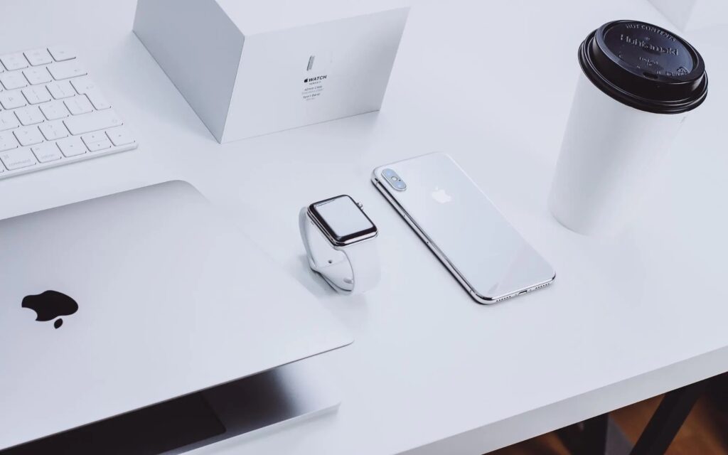 Une apple watch et un iphone sur la table