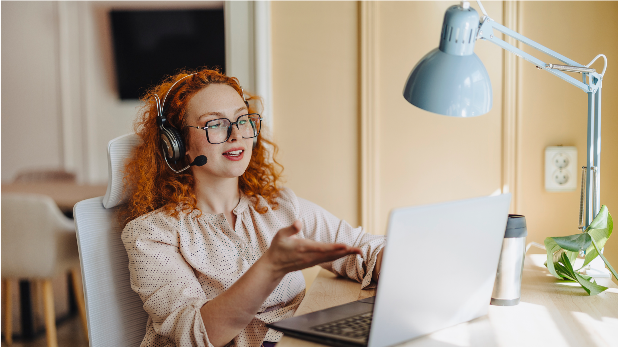 Customer service agent assisting a customer via call