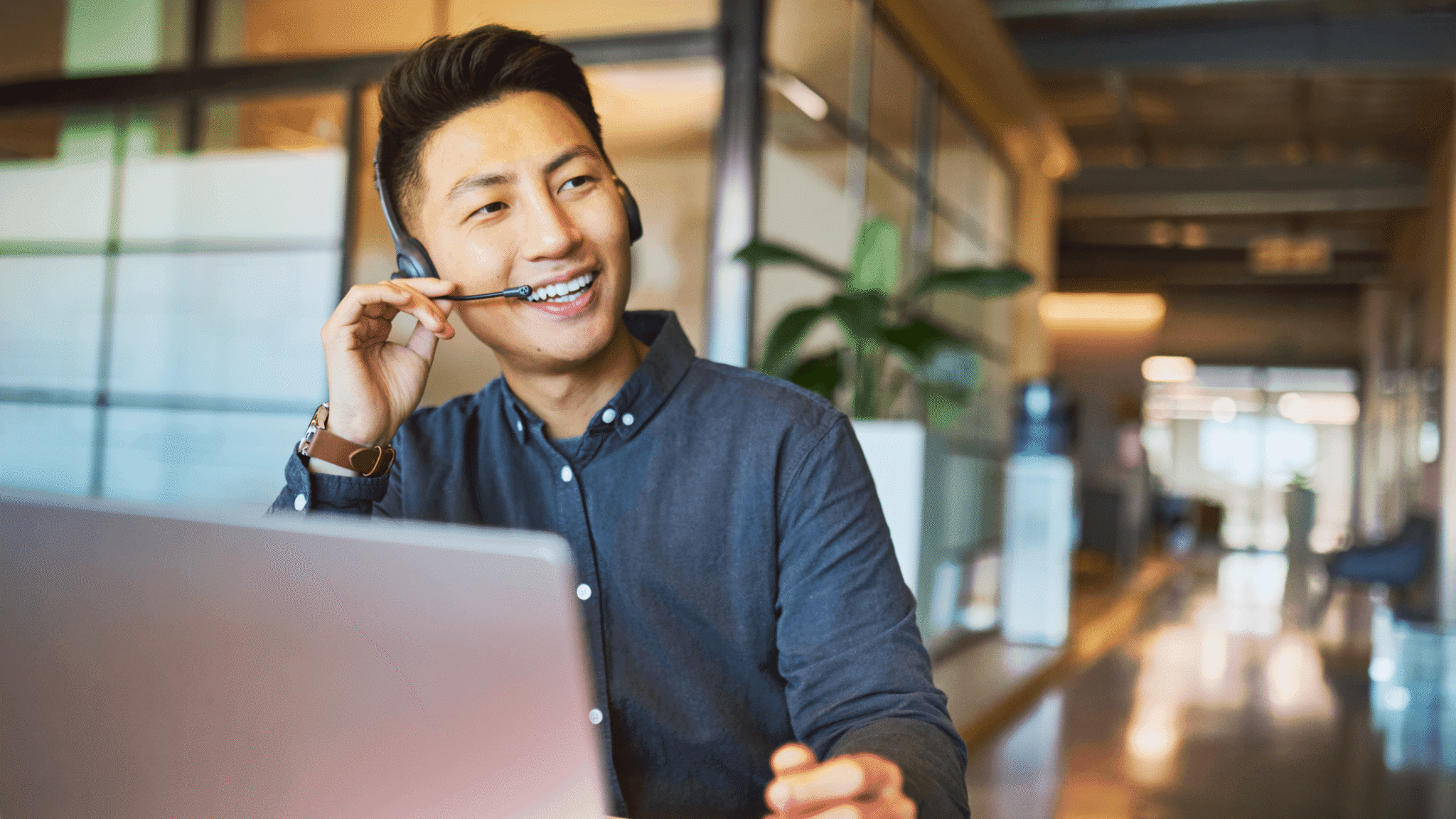 A support specialist connecting with a client through an omnichannel customer engagement platform.