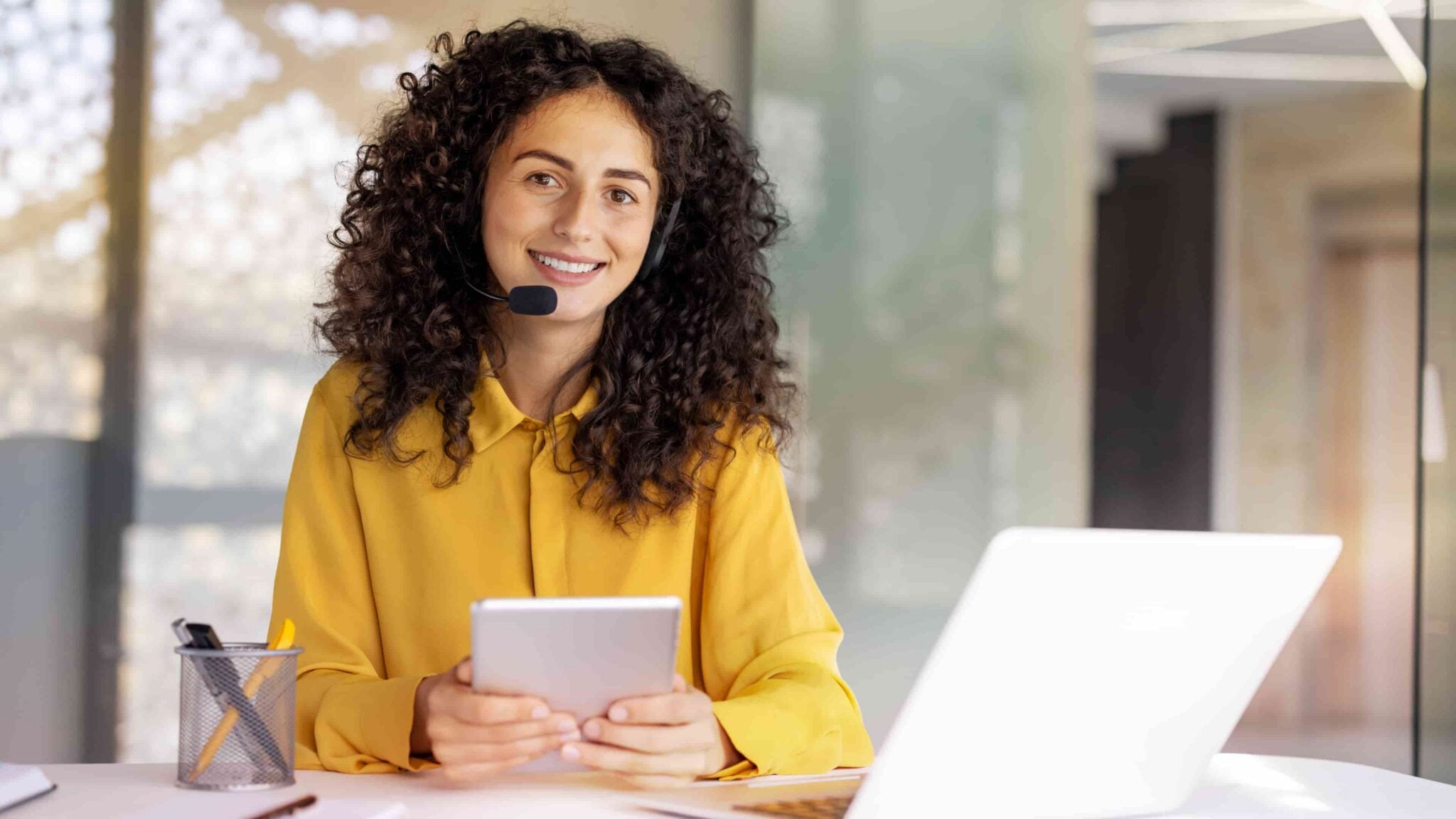A contact center agent building customer relationship through a customer retention software.