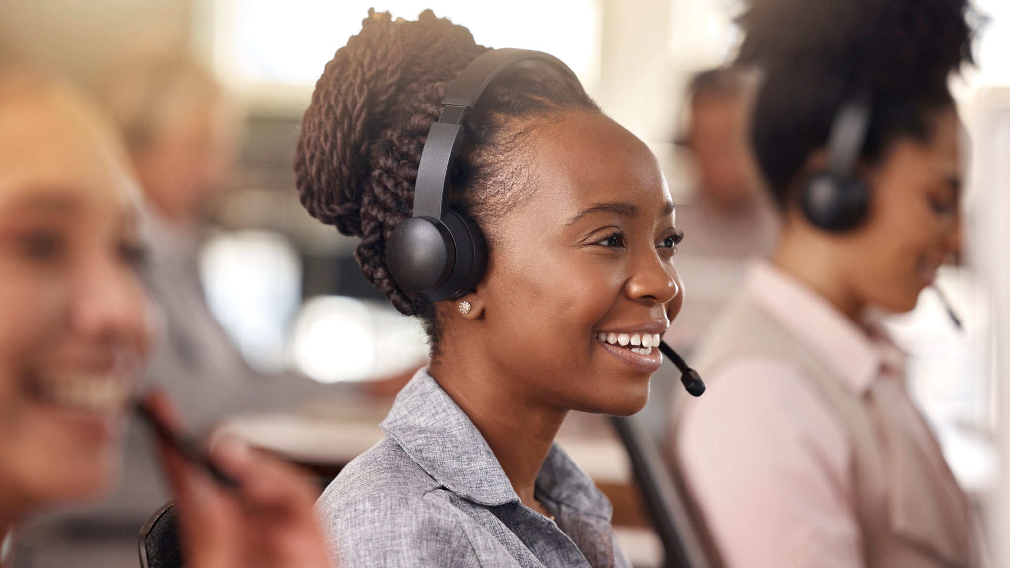 A contact center agent using RingCentral RingCX intelligent call routing to resolve customer inquiries efficiently with full conversation history